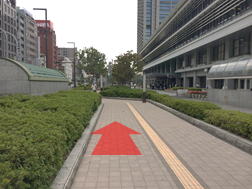 神戸市役所を右手に南へ直進